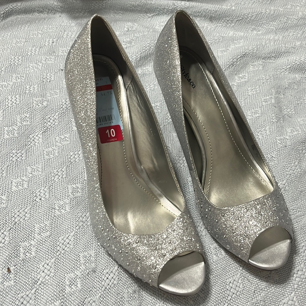 Silver pump with rhinestones